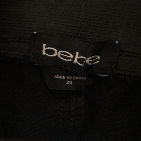 Brand new never worn Bebe high waist elastic zip front foil skinny jeans. Sz: 28 - Picture 6 of 8